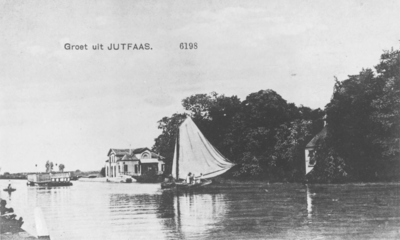 1000590 Gezicht op het Merwedekanaal met op de achtergrond een geopende Rijnhuizerbrug te Jutphaas.